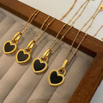 Black and white heart necklace in gold – Modern contrast