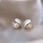 Luxurious earrings with white opal and pearl in gold – Gentle glow