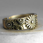 Gold daisy ring – classic charm