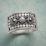 Geometric ring with carved pearl and three stones – timeless beauty