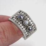 Geometric ring with carved pearl and three stones – timeless beauty