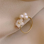 Adjustable pearl flower ring in gold – Delicate bloom