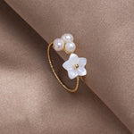 Adjustable pearl flower ring in gold – Delicate bloom