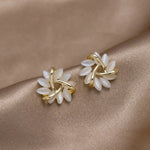 Elegant and exquisite circular opal flower stud earrings in gold – Refined bloom