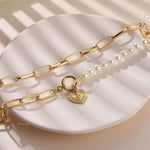 Crossed heart pendant with pearls in gold – Romantic detail