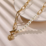 Crossed heart pendant with pearls in gold – Romantic detail