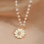Daisy with pearl pendant – Floral charm