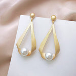 Crystal earrings and round pearls – Classic pairing
