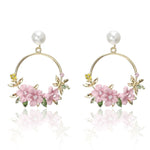 Flower and pearl earrings in gold – Timeless look