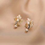 Floral pendant earrings with pearls in gold – Elegant detail