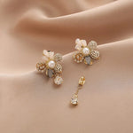 Floral pendant earrings with pearls in gold – Elegant detail