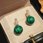 Green pearl earrings in gold – Subtle elegance
