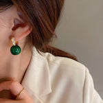 Green pearl earrings in gold – Subtle elegance