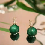 Green pearl earrings in gold – Subtle elegance