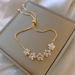 Crystal daisy bracelet in gold – classic charm