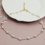 Pearl necklace in gold – radiant shine