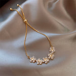 Crystal daisy bracelet in gold – classic charm