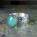 Emerald ring with carved flower – timeless beauty