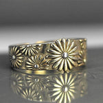 Gold daisy ring – classic charm