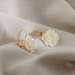 Elegant White Flower Earrings – Chic Detail