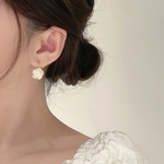 Elegant White Flower Earrings – Chic Detail