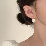 Elegant White Flower Earrings – Chic Detail