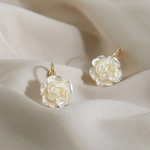 Elegant White Flower Earrings – Chic Detail